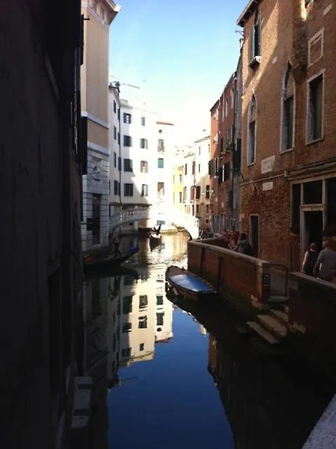 B&B Al Teatro With Canal View Venice