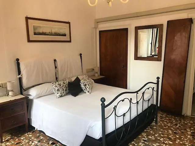 Bed & Breakfast B&B Al Teatro With Canal View Venice Italy