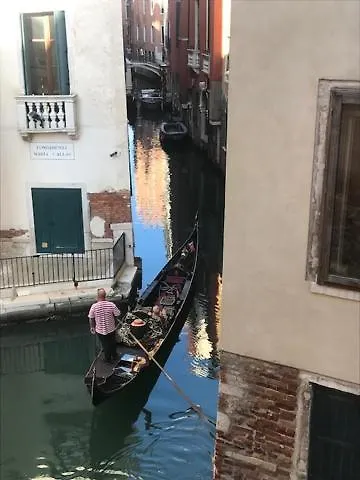 B&B Al Teatro With Canal View Venice