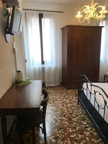 فندق مبيت وإفطار البندقية B&B Al Teatro With Canal View