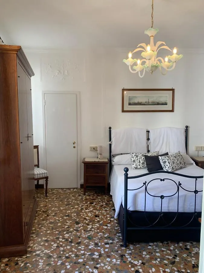 فندق مبيت وإفطار البندقية B&B Al Teatro With Canal View إيطاليا