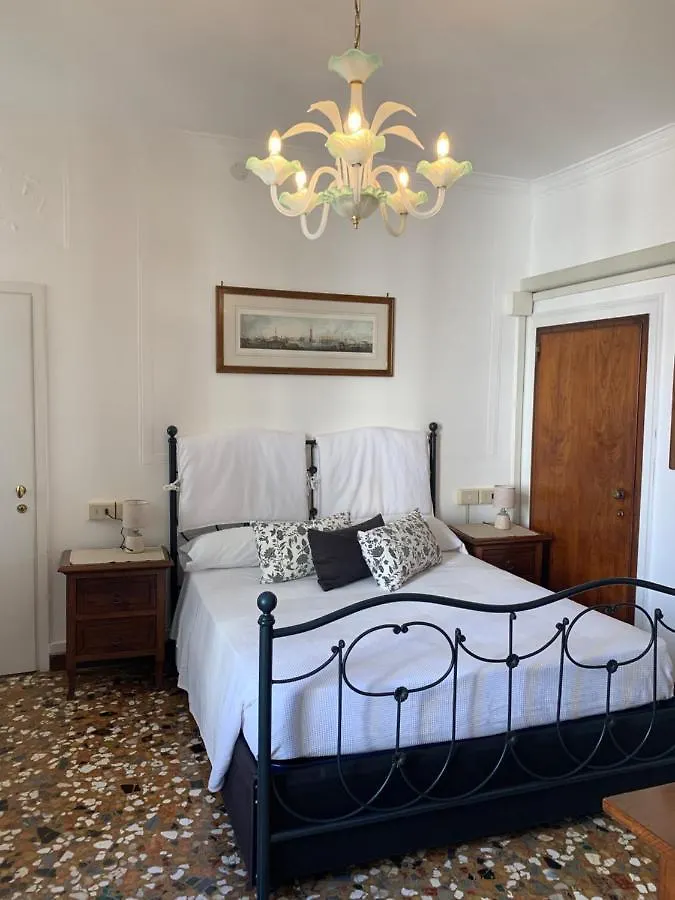 البندقية B&B Al Teatro With Canal View