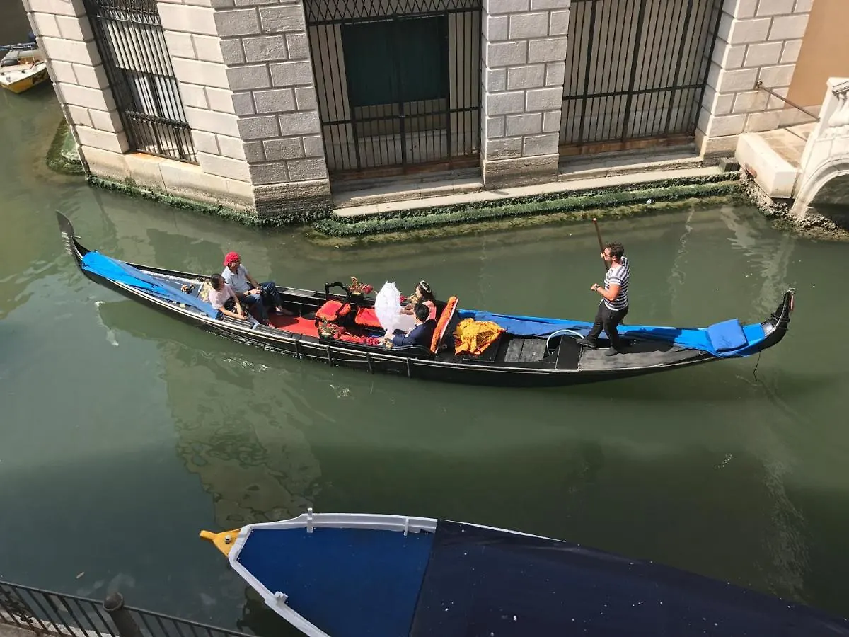 البندقية B&B Al Teatro With Canal View 0*,  إيطاليا