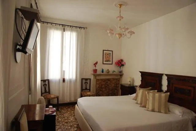 البندقية B&B Al Teatro With Canal View فندق مبيت وإفطار