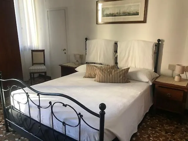 فندق مبيت وإفطار البندقية B&B Al Teatro With Canal View