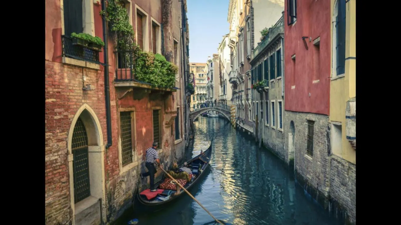 فندق مبيت وإفطار البندقية B&B Al Teatro With Canal View
